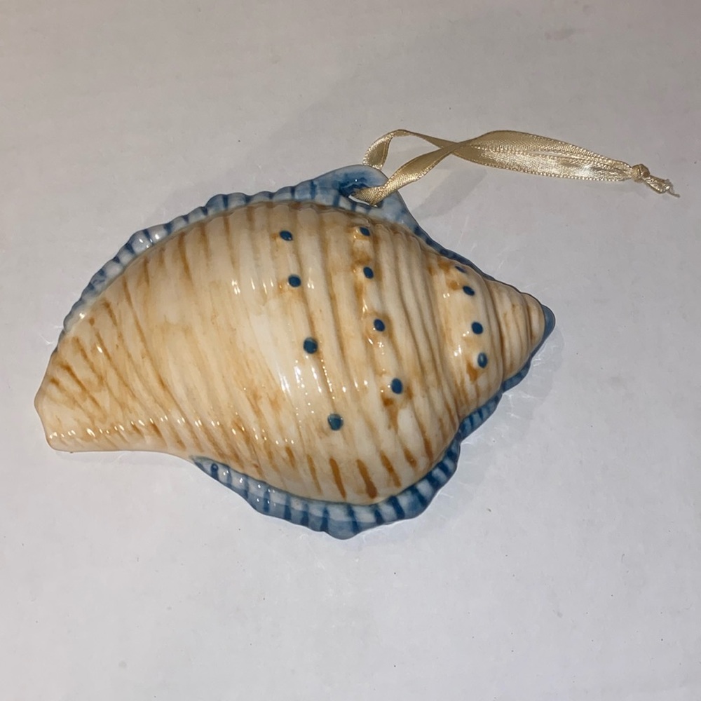 Beautiful Realistic Ceramic Seashell Ornament  Size 6.5” W